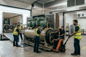 Tecnici spostano grande impianto di refrigerazione industriale